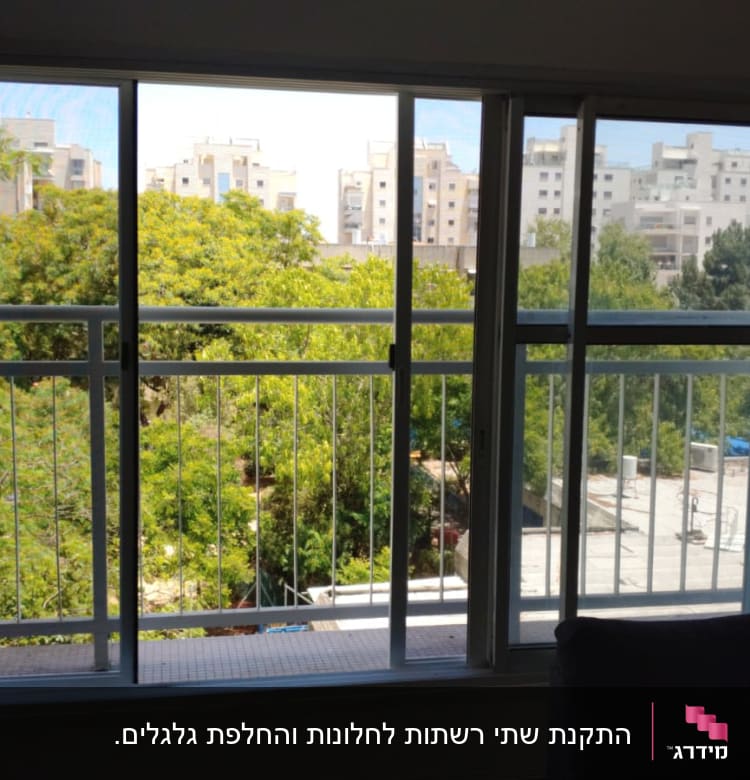 חלון אלומיניום עם מסגרת ומעקה חיצוני